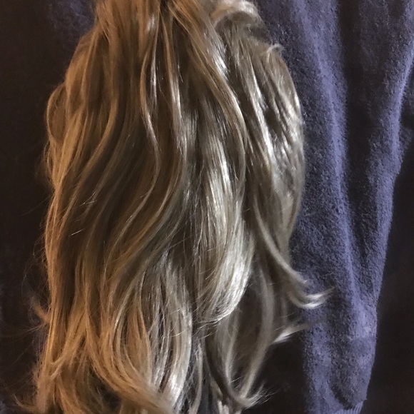 NEVER WORN. High quality, Blonde, synthetic wig - Picture 10 of 12